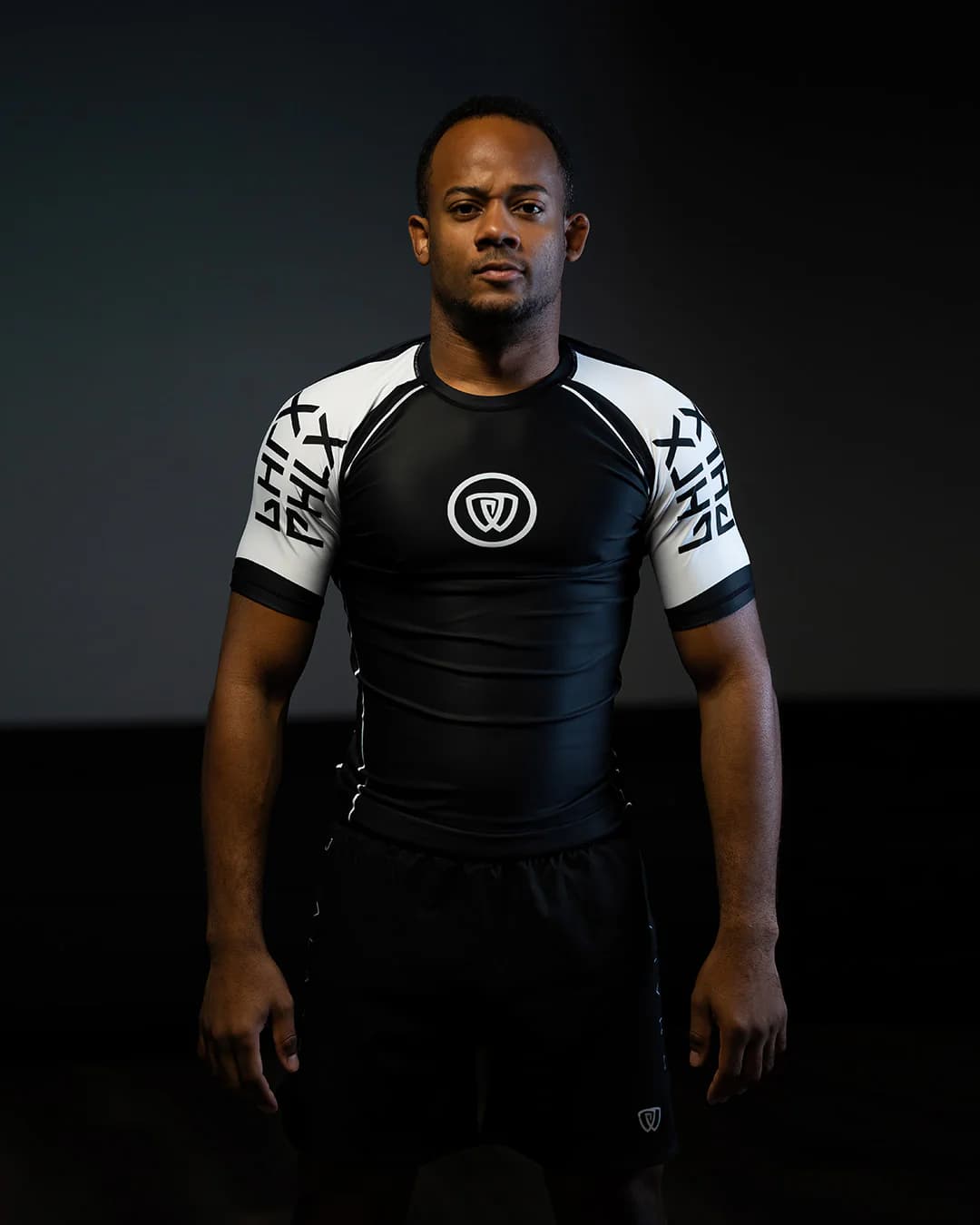 Cảm giác gò bó và hạn chế chuyển động do rash guard BJJ quá chật