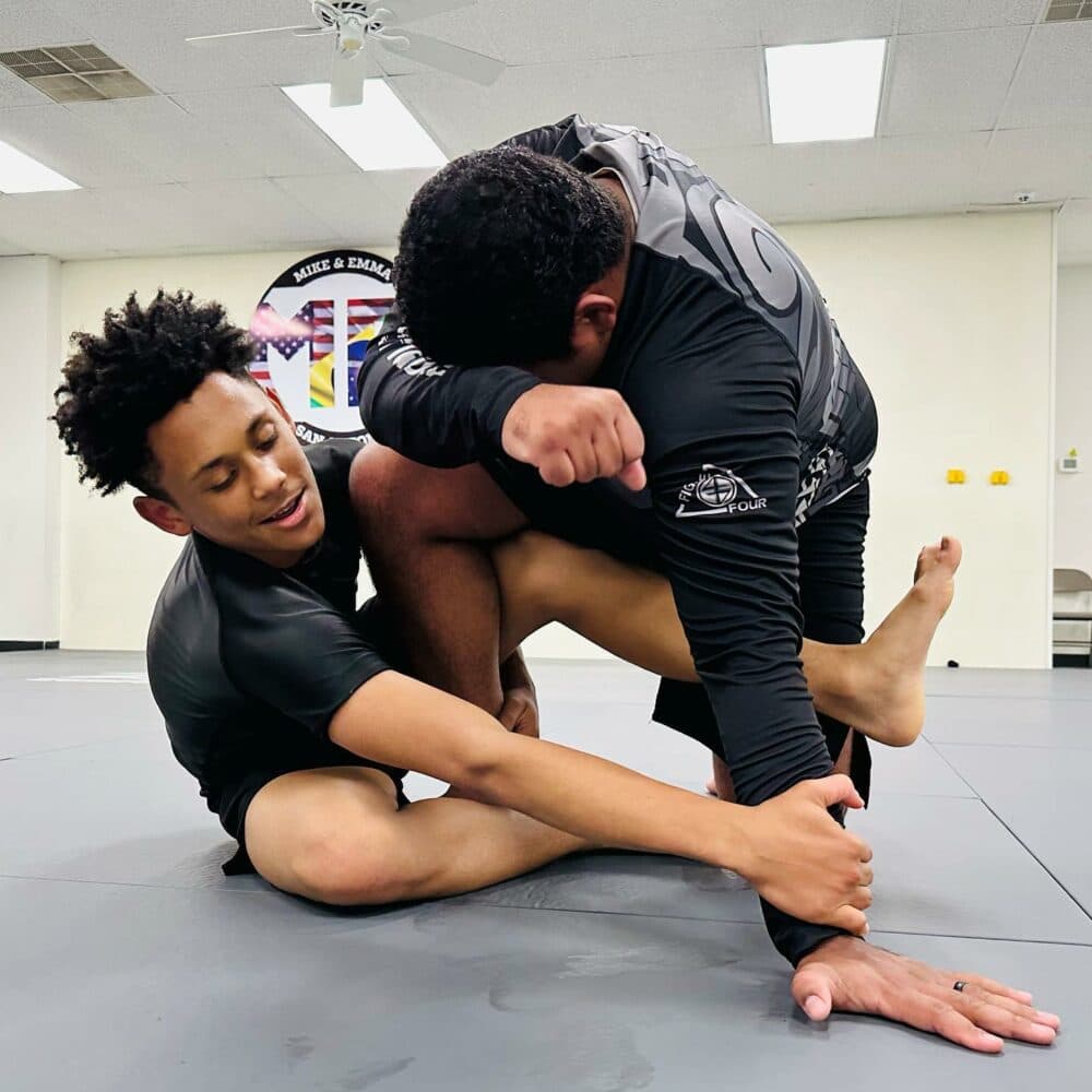 Võ Phục Rashguard Vs Gi Trong BJJ: Sự Khác Biệt Về Chất Liệu Và Thiết Kế