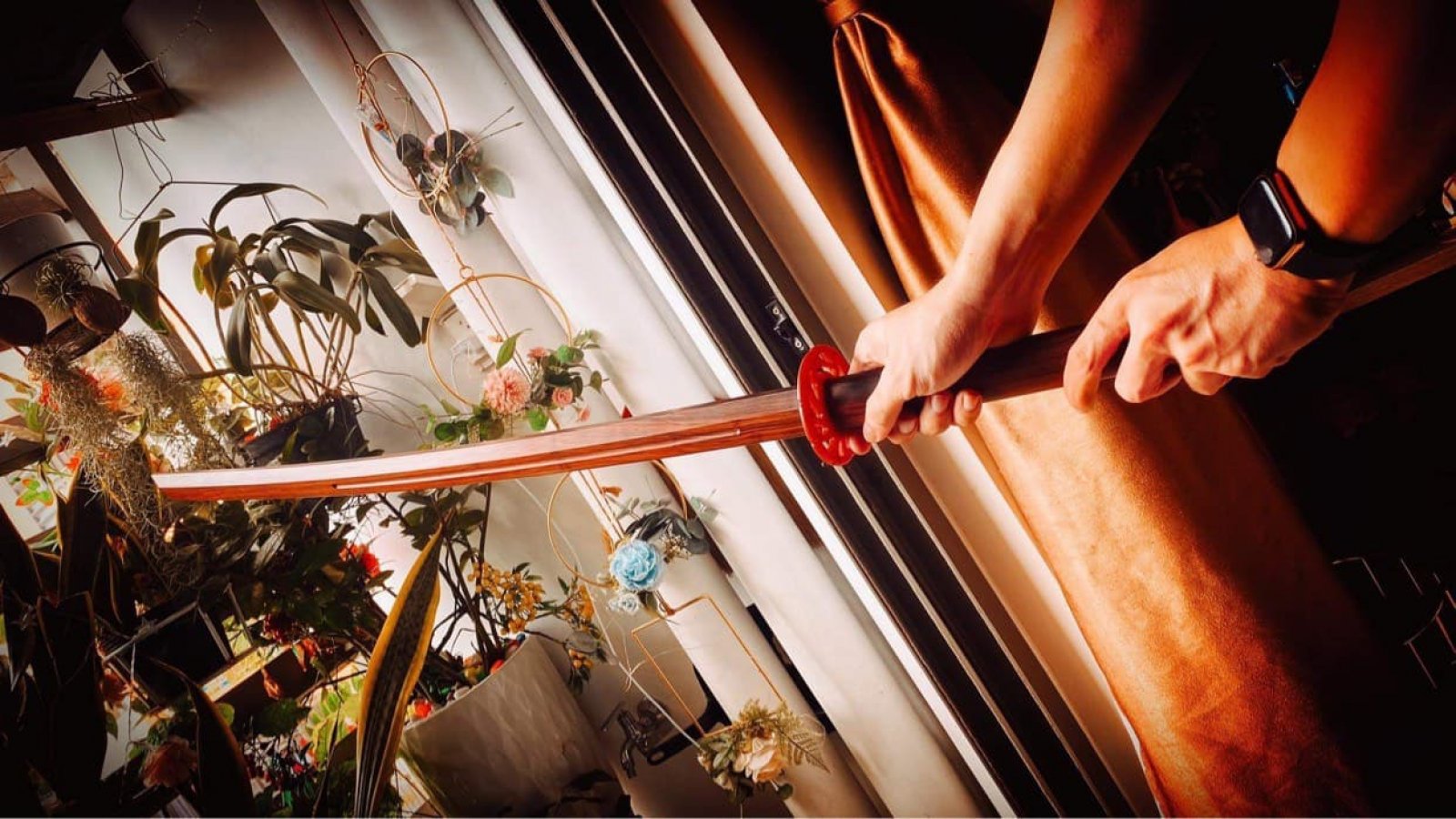 Mua kiếm gỗ để trưng bày phong thuỷ trong nhà ở đâu giá rẻ tphcm?