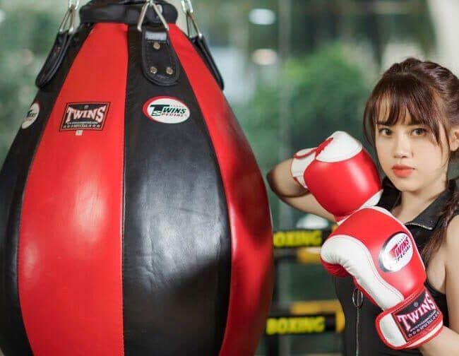 Tập Boxing Với Máy Tập Có Nhạc: Nên Ở Nhà Hay Đến Phòng Tập?