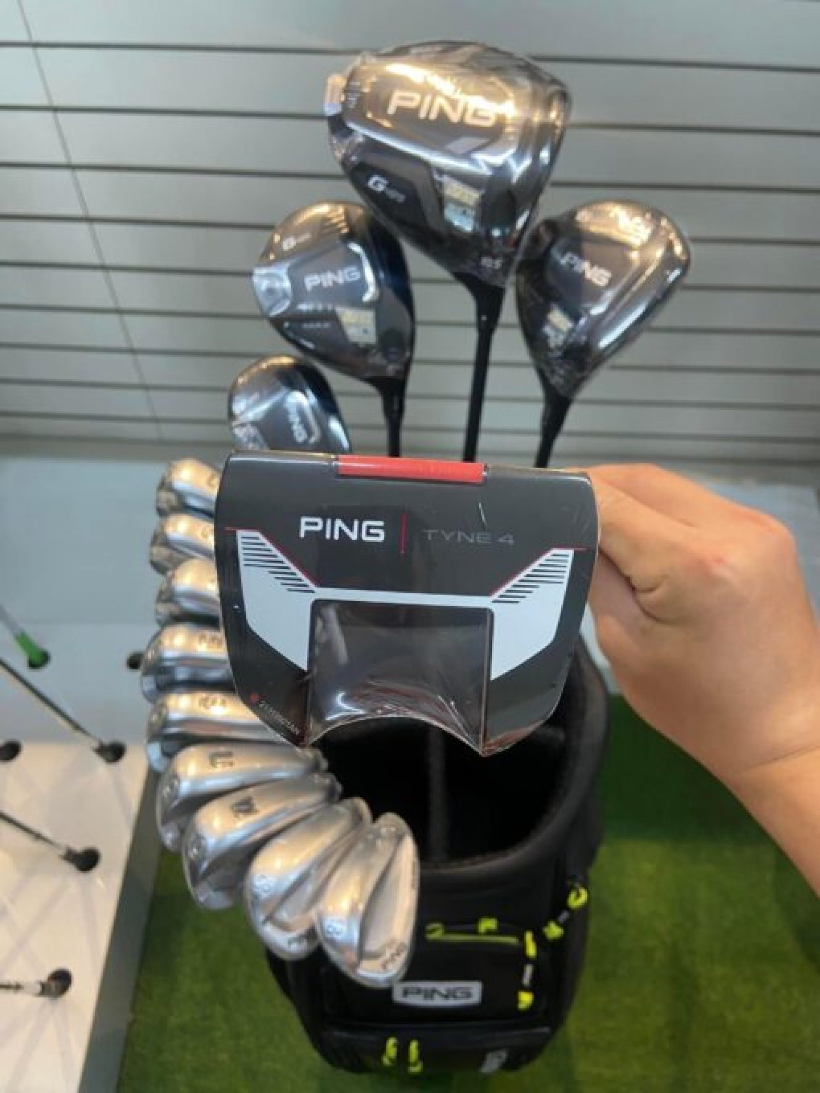 Siêu thị bán các loại dụng cụ gậy đánh chơi golf dành cho