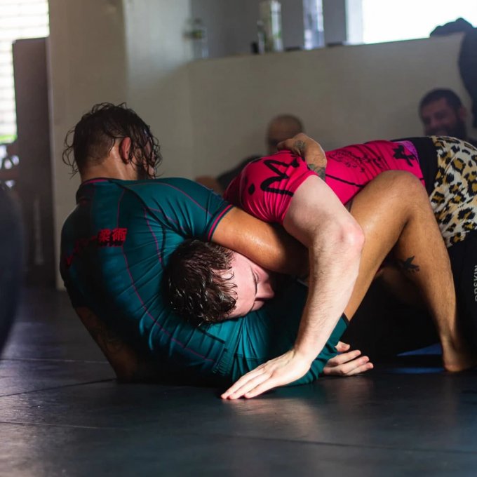 Rashguard vs Gi: Loại Nào Mang Lại Cảm Giác Thoải Mái Khi Tập BJJ?