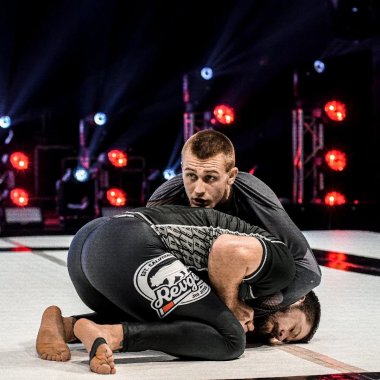 Chọn Rashguard Màu Đen Hay Đỏ Để Tăng Động Lực Tập Luyện?