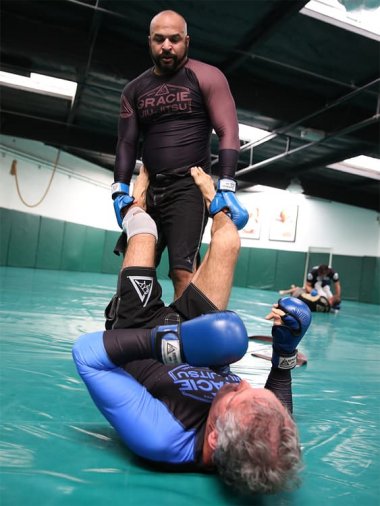 Rashguard Màu Xanh Có Thực Sự Tạo Cảm Giác Bình Tĩnh Khi Tập BJJ?