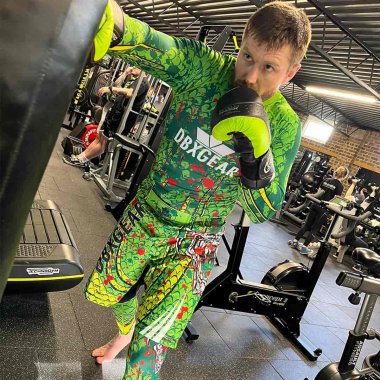 Rashguard Màu Xanh Lá Có Thực Sự Mang Lại Cảm Giác Cân Bằng Khi Tập...