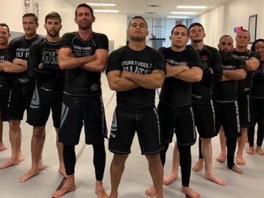 Tại sao rash guard BJJ đắt tiền thường bền màu hơn?