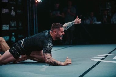 Võ Phục Rashguard Và Gi Trong BJJ: Đâu Là Lựa Chọn Tốt Cho Thi Đấu?